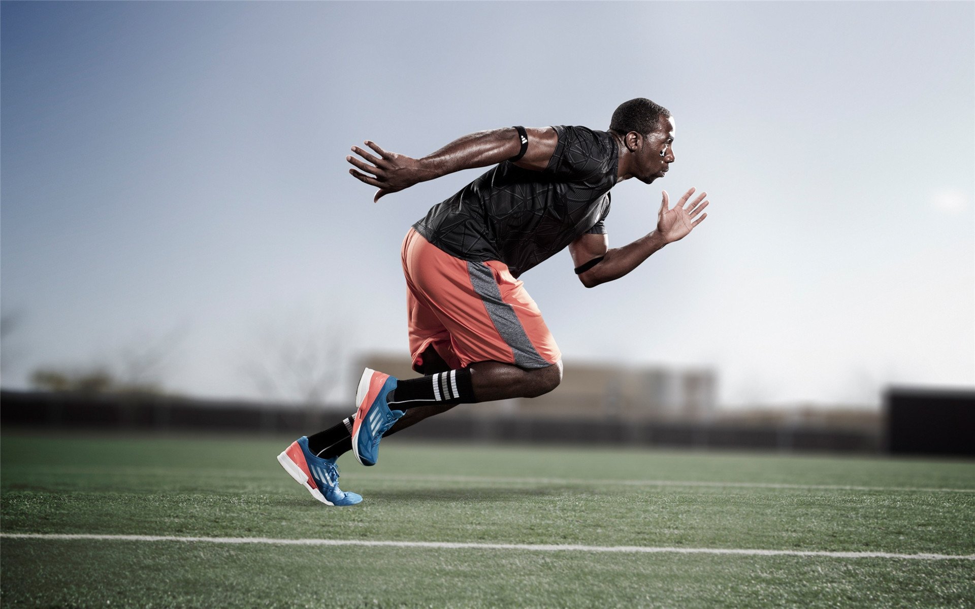 乔治左右开弓命中两记三分，乔治持球进攻能力