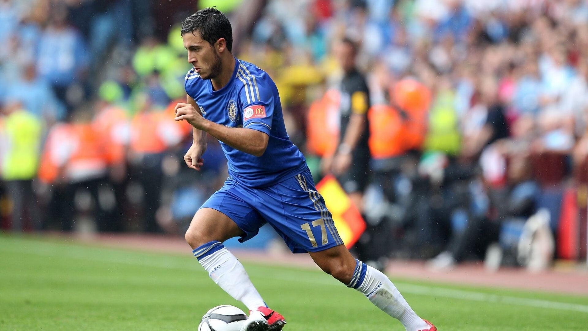 足球名宿解说国际大赛，精彩观点引发热议，世界足球名宿