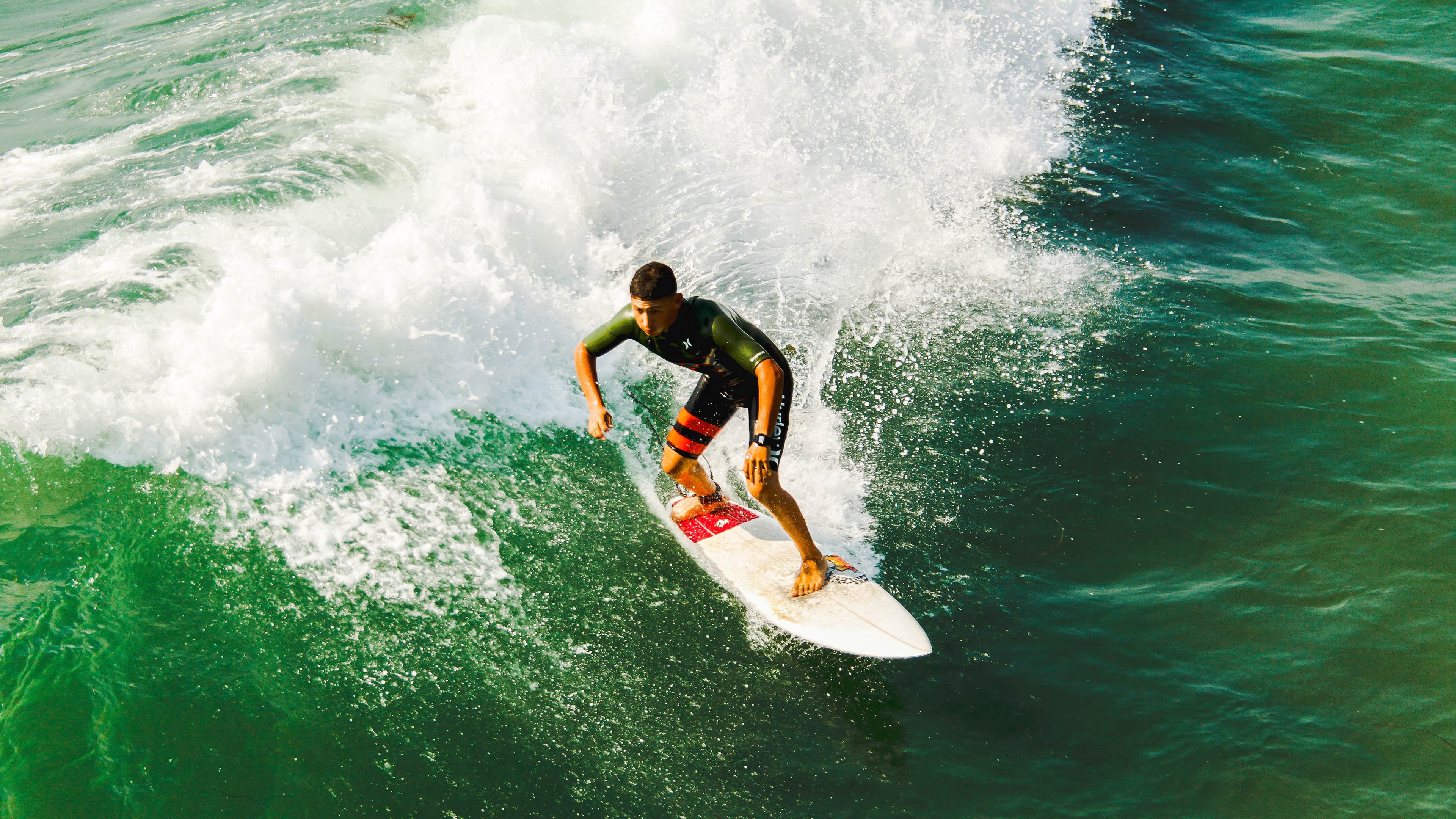 爱游戏体育（AYX）官方APP下载-西甲天王带球冲锋：激烈场面高潮不断，西甲最新用球